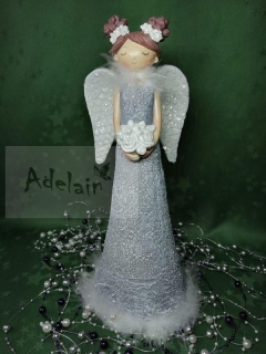 Šedý andílek s peříčkem